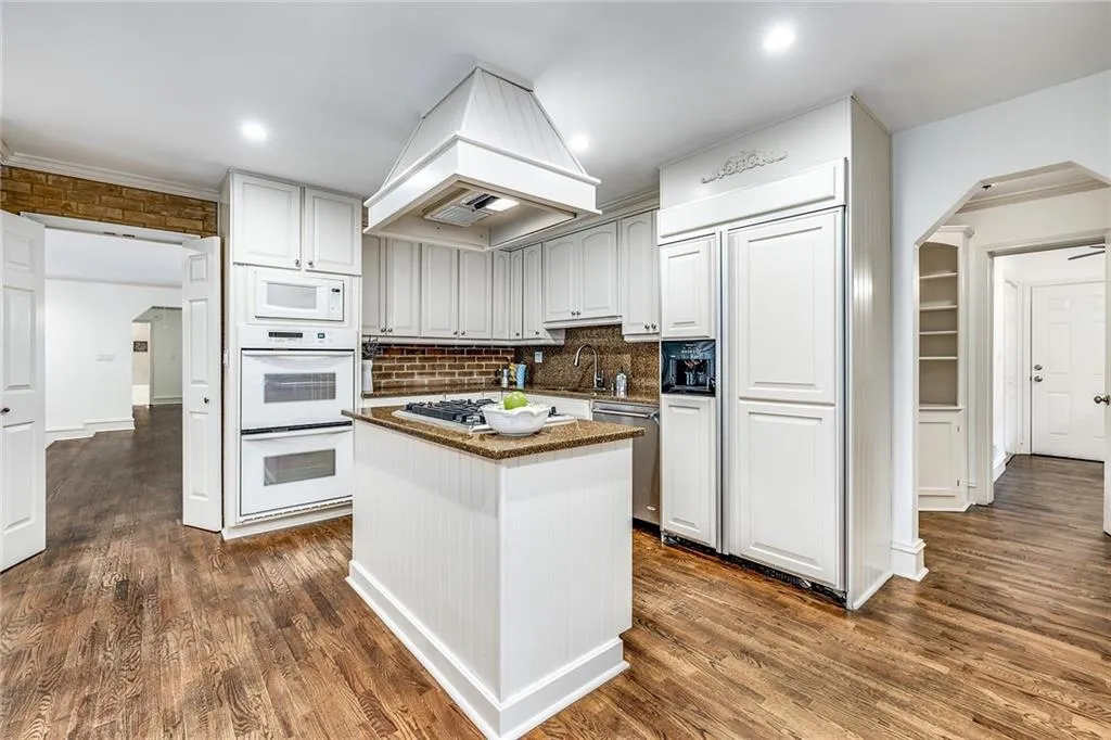 286 W Spalding Drive, Sandy Springs, Georgia 30328, 4 Bedrooms Bedrooms, ,2 BathroomsBathrooms,Residential,Sold,286 W Spalding Drive,7014399