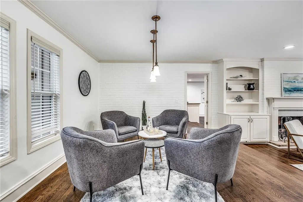 286 W Spalding Drive, Sandy Springs, Georgia 30328, 4 Bedrooms Bedrooms, ,2 BathroomsBathrooms,Residential,Sold,286 W Spalding Drive,7014399