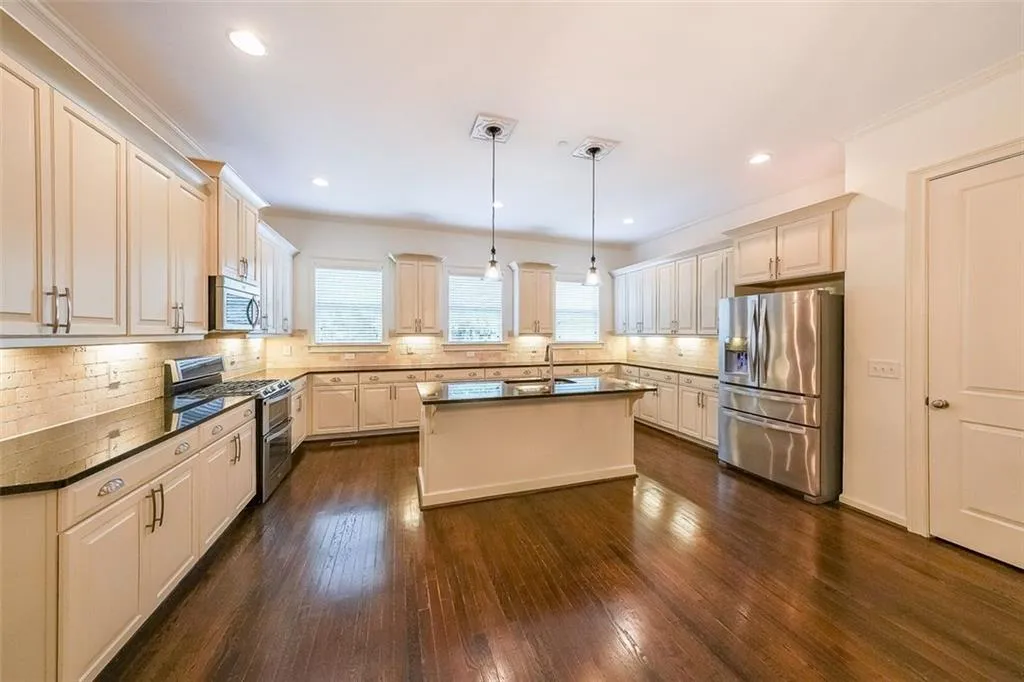 915 Dumaine Trace, Atlanta, Georgia 30328, 4 Bedrooms Bedrooms, ,3 BathroomsBathrooms,Residential,For Sale,915 Dumaine Trace,7613407