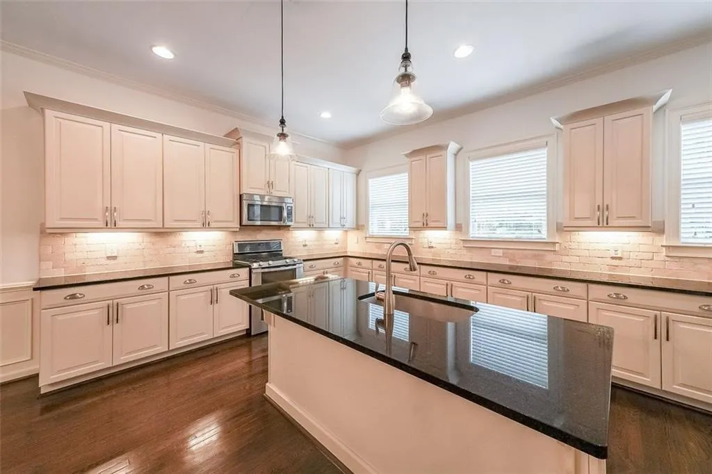 915 Dumaine Trace, Atlanta, Georgia 30328, 4 Bedrooms Bedrooms, ,3 BathroomsBathrooms,Residential,For Sale,915 Dumaine Trace,7613407