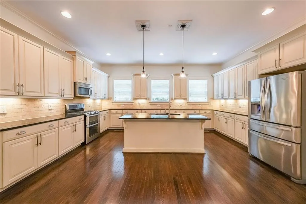 915 Dumaine Trace, Atlanta, Georgia 30328, 4 Bedrooms Bedrooms, ,3 BathroomsBathrooms,Residential,For Sale,915 Dumaine Trace,7613407