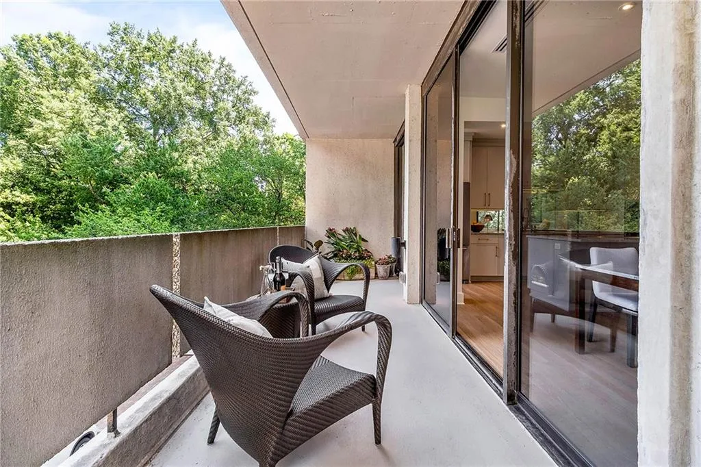 2575 Peachtree Road Ne Unit 6g, Atlanta, Georgia 30305, 2 Bedrooms Bedrooms, 0 ,2 BathroomsBathrooms,Residential,For Sale,2575 Peachtree Road Ne Unit 6g,7742953