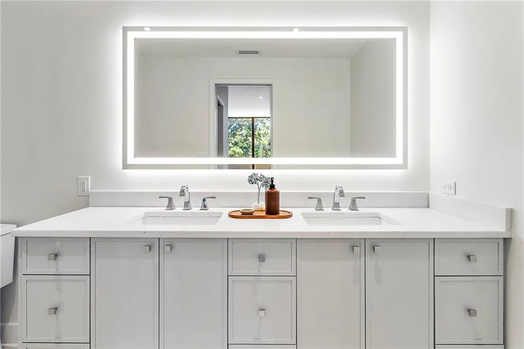 2575 Peachtree Road Ne Unit 6g, Atlanta, Georgia 30305, 2 Bedrooms Bedrooms, 0 ,2 BathroomsBathrooms,Residential,For Sale,2575 Peachtree Road Ne Unit 6g,7742953
