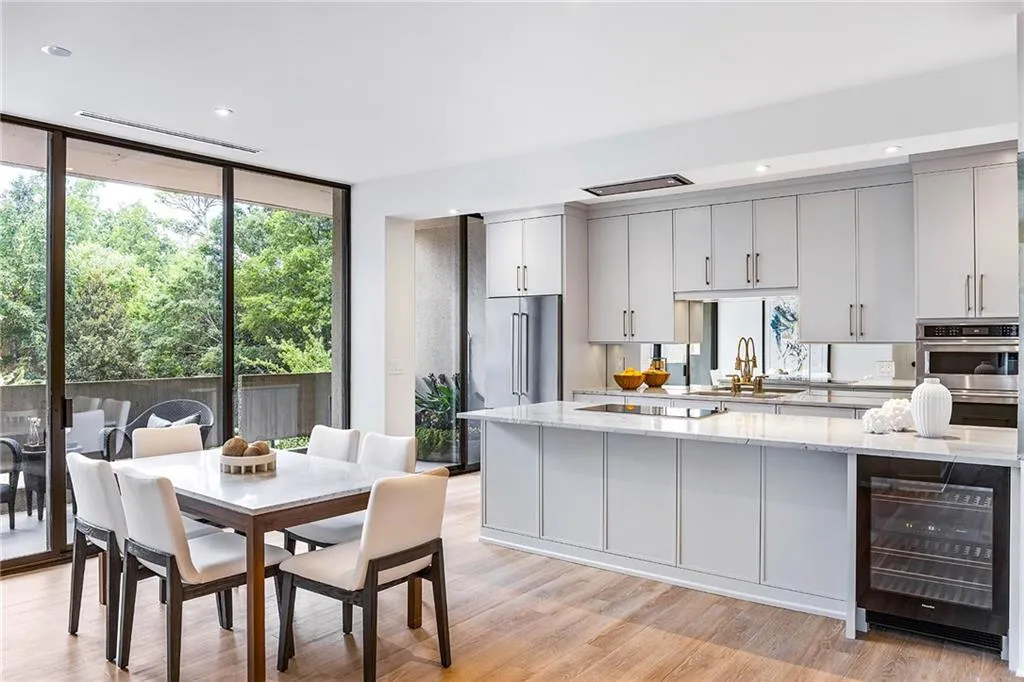 2575 Peachtree Road Ne Unit 6g, Atlanta, Georgia 30305, 2 Bedrooms Bedrooms, 0 ,2 BathroomsBathrooms,Residential,For Sale,2575 Peachtree Road Ne Unit 6g,7742953