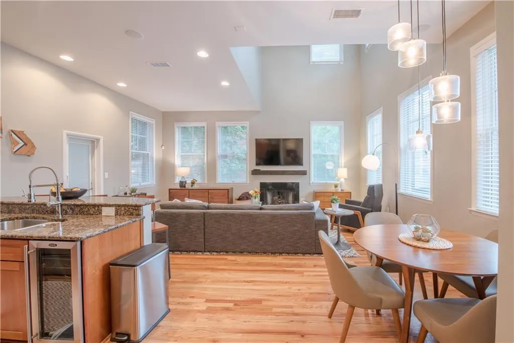 199 12th Street Ne Unit 9, Atlanta, Georgia 30309, 2 Bedrooms Bedrooms, ,2 BathroomsBathrooms,Residential,Sold,199 12th Street Ne Unit 9,6016546