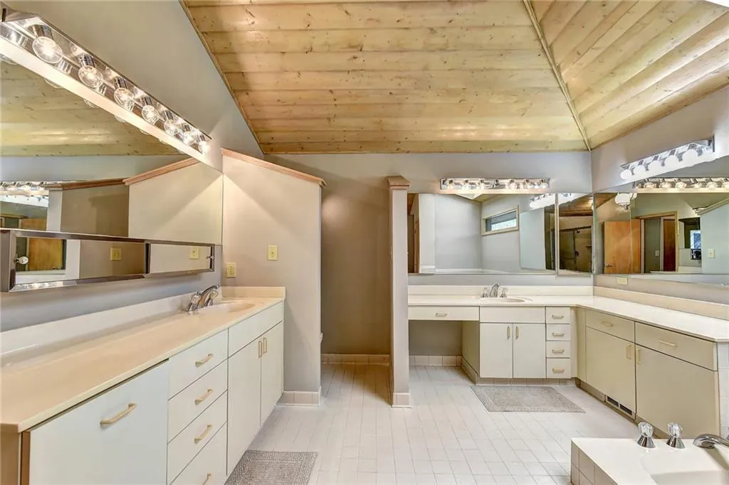 1565 Masters Club Drive, Sandy Springs, Georgia 30350, 5 Bedrooms Bedrooms, ,4 BathroomsBathrooms,Residential,Sold,1565 Masters Club Drive,6509461