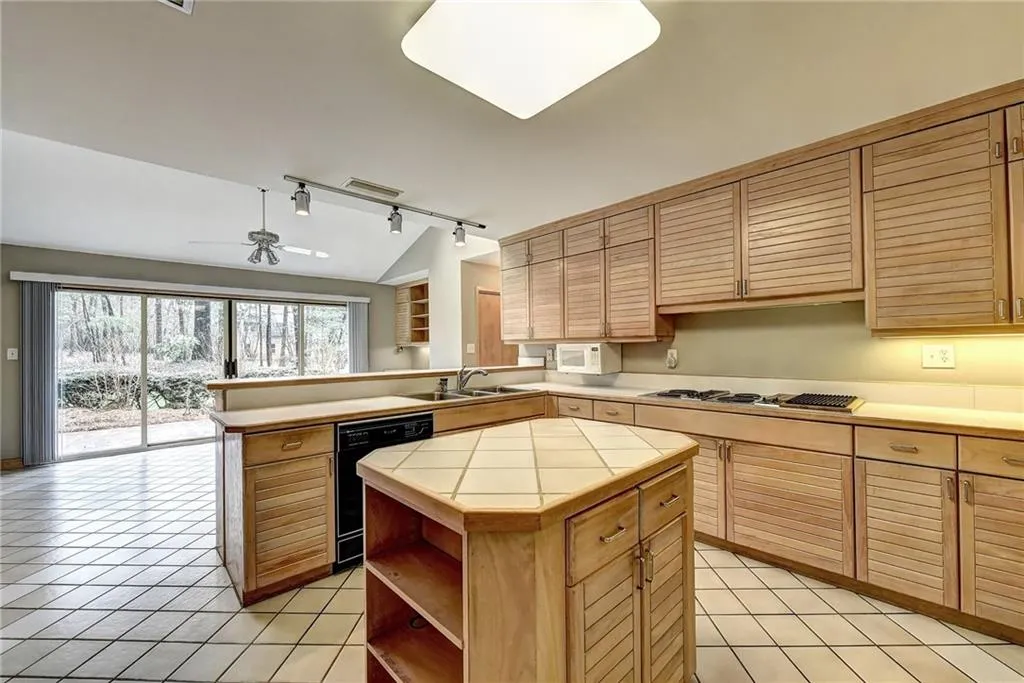 1565 Masters Club Drive, Sandy Springs, Georgia 30350, 5 Bedrooms Bedrooms, ,4 BathroomsBathrooms,Residential,Sold,1565 Masters Club Drive,6509461