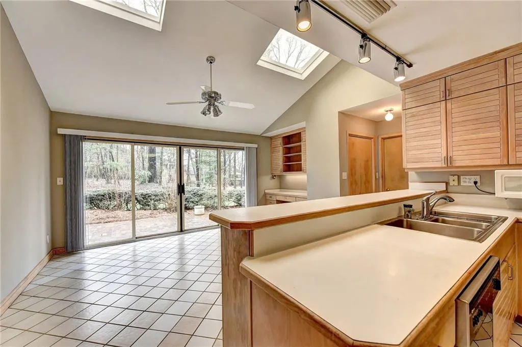 1565 Masters Club Drive, Sandy Springs, Georgia 30350, 5 Bedrooms Bedrooms, ,4 BathroomsBathrooms,Residential,Sold,1565 Masters Club Drive,6509461