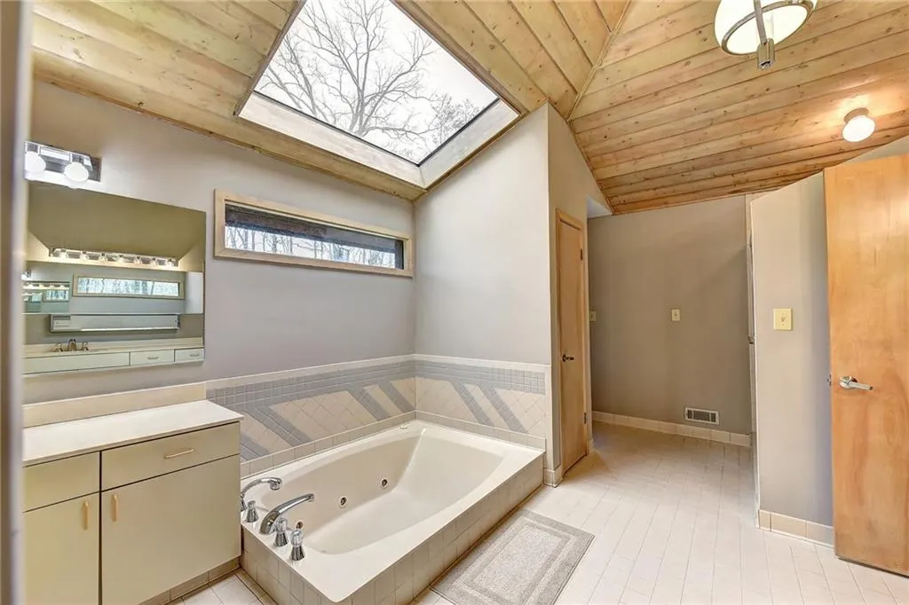 1565 Masters Club Drive, Sandy Springs, Georgia 30350, 5 Bedrooms Bedrooms, ,4 BathroomsBathrooms,Residential,Sold,1565 Masters Club Drive,6509461