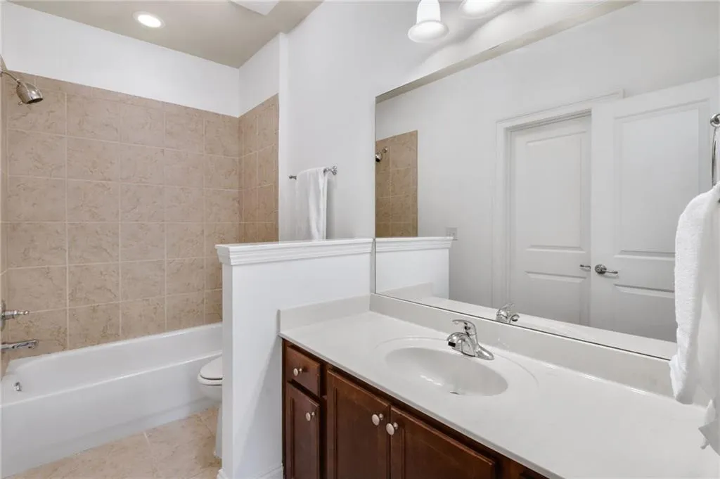 Private guest bath