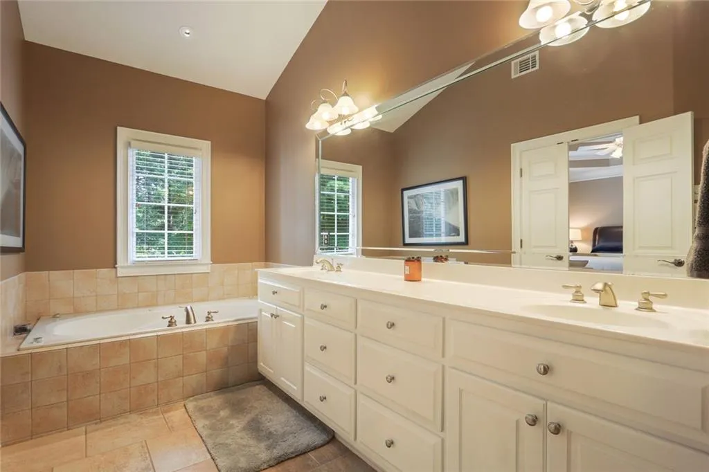 5492 Glenridge Drive Ne Unit 588, Sandy Springs, Georgia 30342, 4 Bedrooms Bedrooms, ,3 BathroomsBathrooms,Residential,Sold,5492 Glenridge Drive Ne Unit 588,6590933