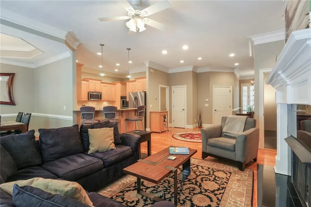 5492 Glenridge Drive Ne Unit 588, Sandy Springs, Georgia 30342, 4 Bedrooms Bedrooms, ,3 BathroomsBathrooms,Residential,Sold,5492 Glenridge Drive Ne Unit 588,6590933