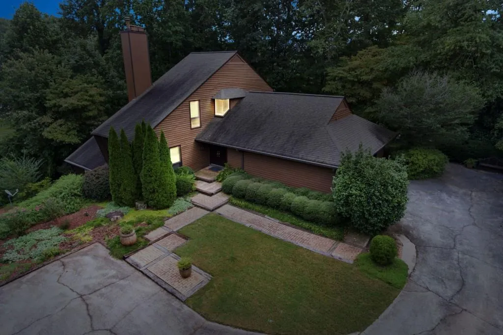 2000 River North Parkway, Sandy Springs, Georgia 30328, 4 Bedrooms Bedrooms, ,3 BathroomsBathrooms,Residential,Sold,2000 River North Parkway,5907885
