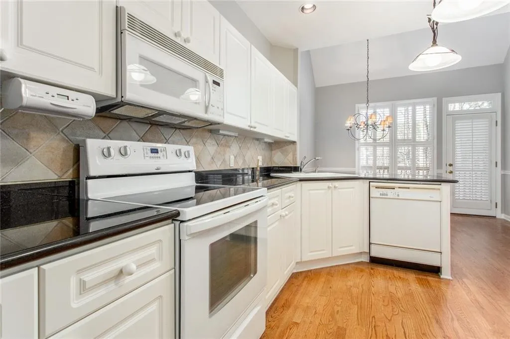 7155 Roswell Road Unit 50, Sandy Springs, Georgia 30328, 5 Bedrooms Bedrooms, ,3 BathroomsBathrooms,Residential,Sold,7155 Roswell Road Unit 50,6570297