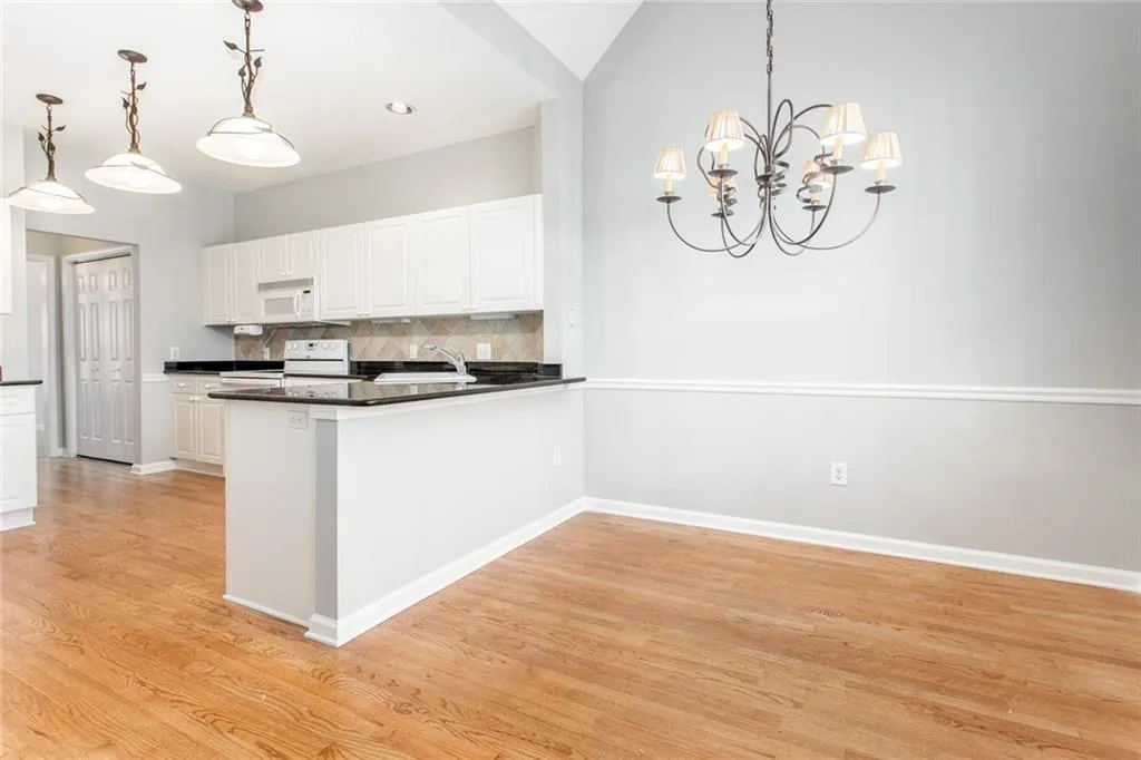 7155 Roswell Road Unit 50, Sandy Springs, Georgia 30328, 5 Bedrooms Bedrooms, ,3 BathroomsBathrooms,Residential,Sold,7155 Roswell Road Unit 50,6570297