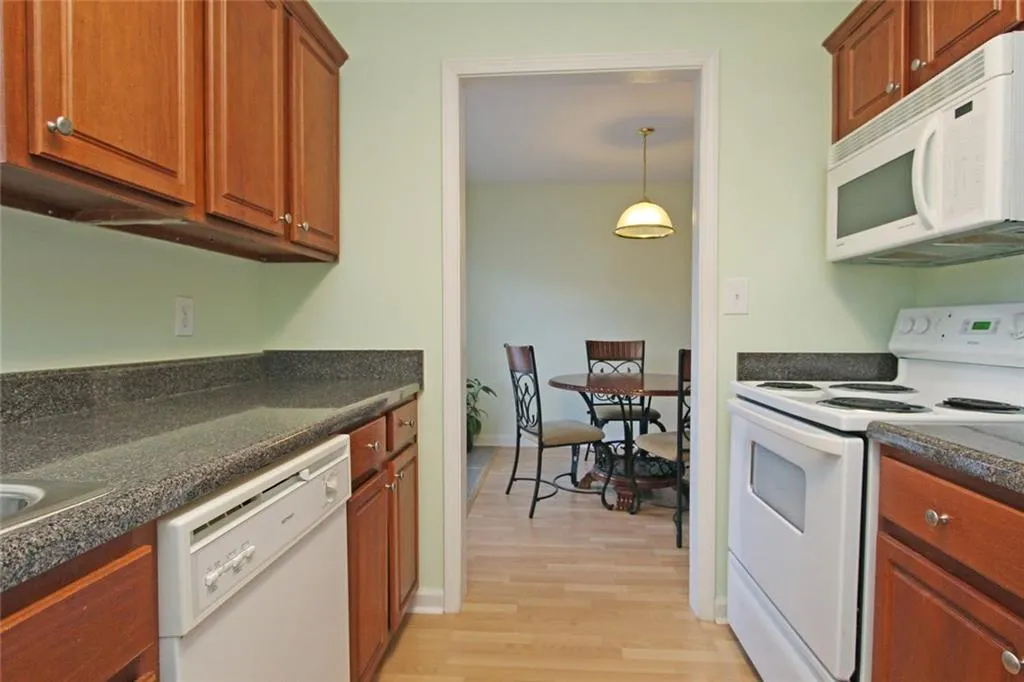 902 Brighton Point, Sandy Springs, Georgia 30328, 2 Bedrooms Bedrooms, ,2 BathroomsBathrooms,Residential,Sold,902 Brighton Point,5634753