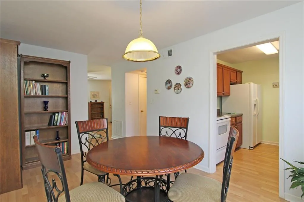 902 Brighton Point, Sandy Springs, Georgia 30328, 2 Bedrooms Bedrooms, ,2 BathroomsBathrooms,Residential,Sold,902 Brighton Point,5634753