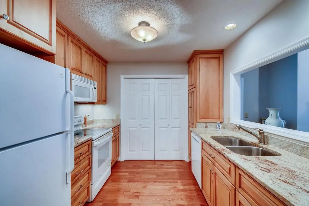 1003 Camden Court, Sandy Springs, Georgia 30327, 2 Bedrooms Bedrooms, ,2 BathroomsBathrooms,Residential,Sold,1003 Camden Court,6554539