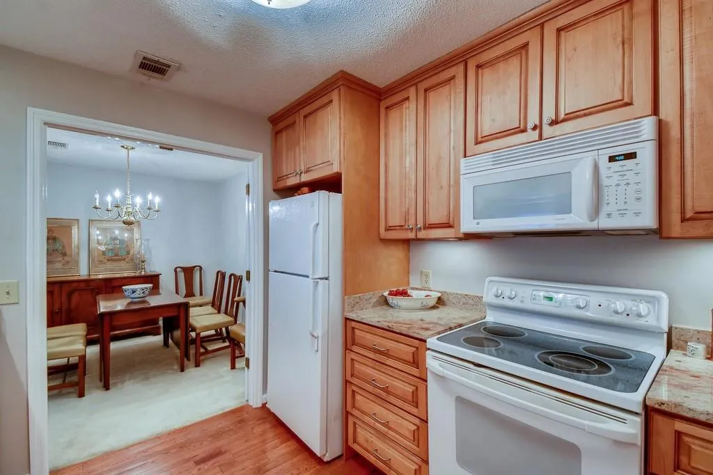 1003 Camden Court, Sandy Springs, Georgia 30327, 2 Bedrooms Bedrooms, ,2 BathroomsBathrooms,Residential,Sold,1003 Camden Court,6554539