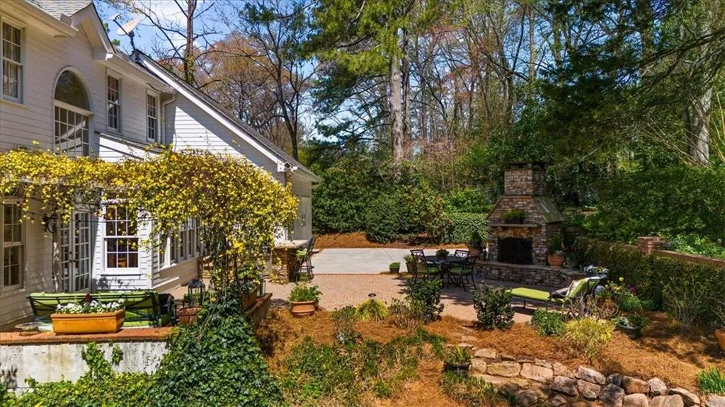 4635 High Point Road, Atlanta, Georgia 30342, 6 Bedrooms Bedrooms, ,3 BathroomsBathrooms,Residential,Sold,4635 High Point Road,7545184