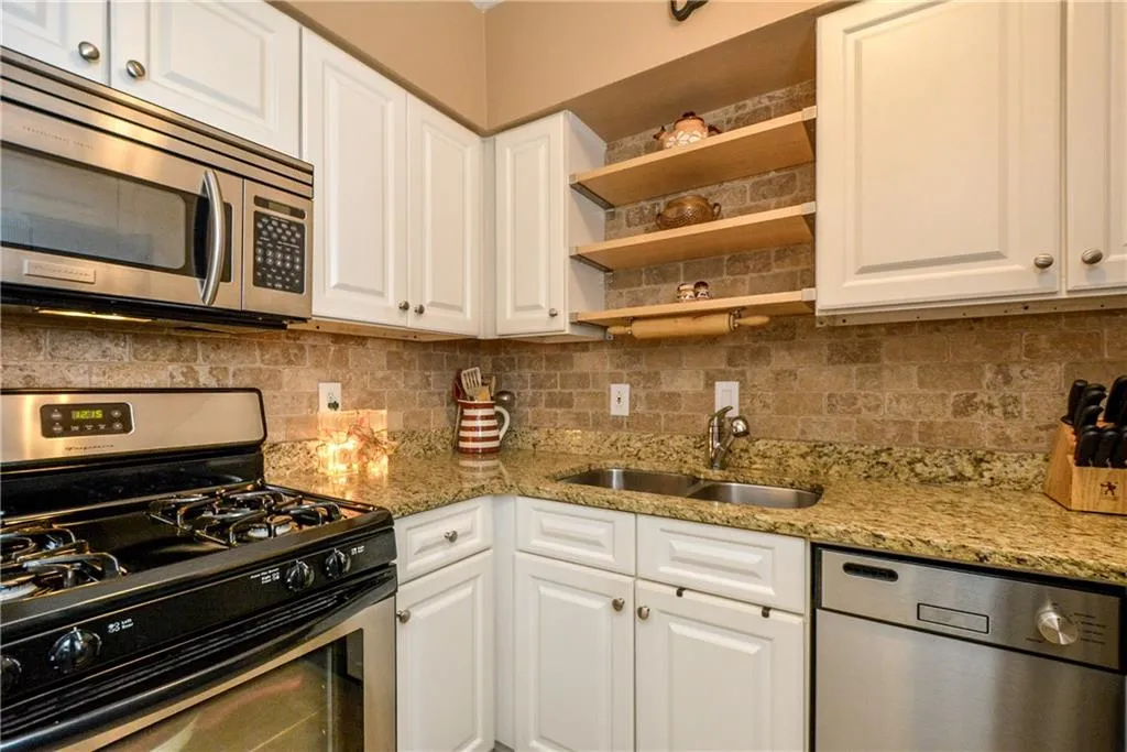 6980 Roswell Road Ne Unit D9, Atlanta, Georgia 30328, 1 Bedroom Bedrooms, ,Residential,Sold,6980 Roswell Road Ne Unit D9,6513436