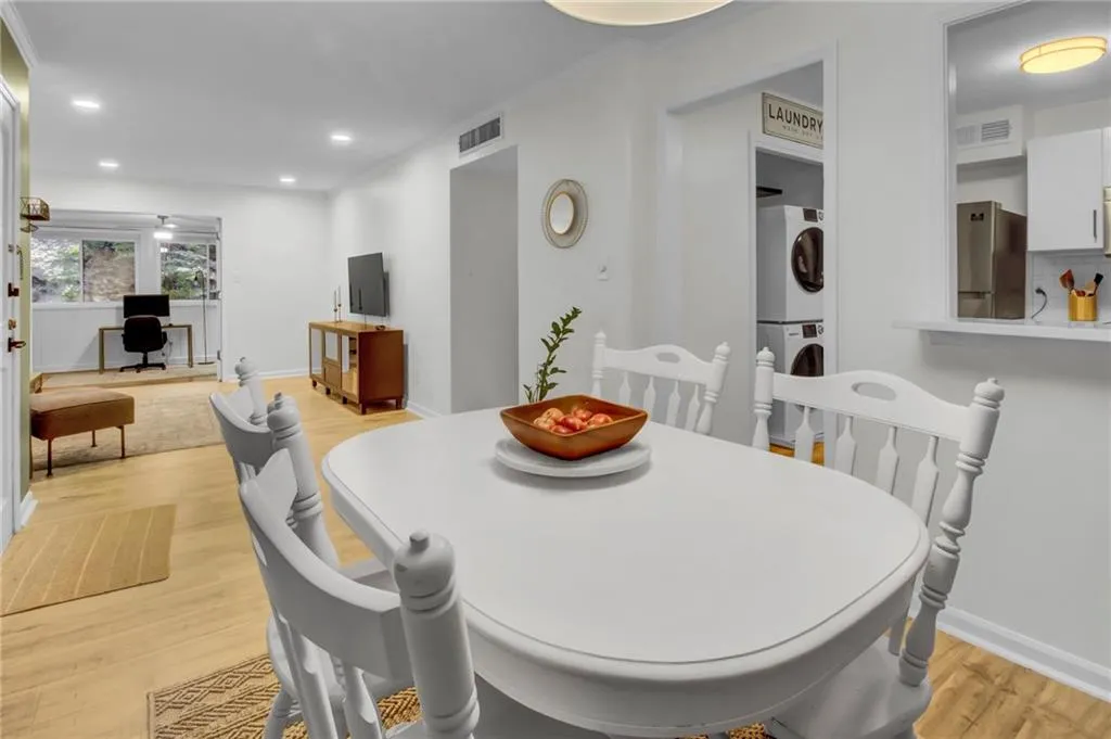12 Vista Square Nw, Atlanta, Georgia 30327, 2 Bedrooms Bedrooms, ,2 BathroomsBathrooms,Residential,For Sale,12 Vista Square Nw,7614975