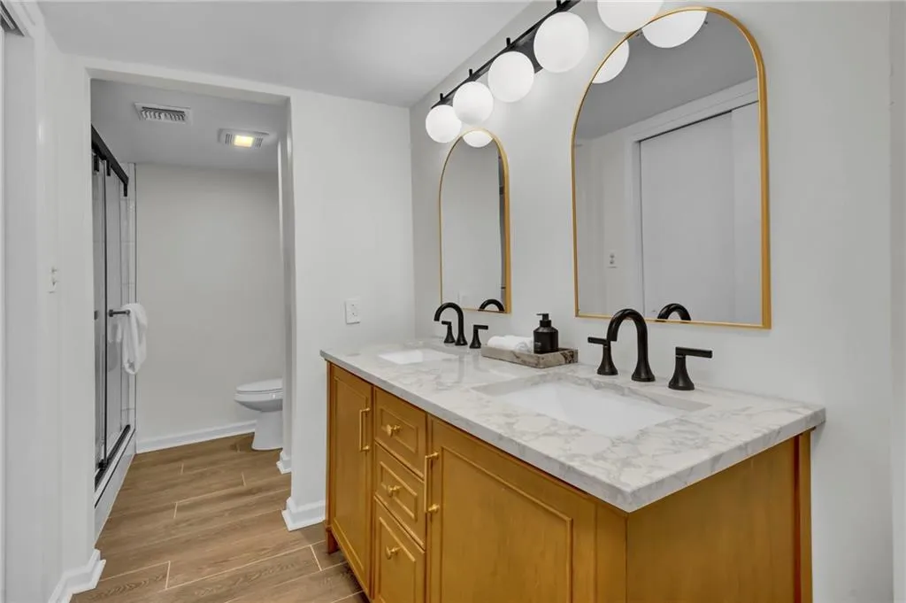 12 Vista Square Nw, Atlanta, Georgia 30327, 2 Bedrooms Bedrooms, ,2 BathroomsBathrooms,Residential,For Sale,12 Vista Square Nw,7614975