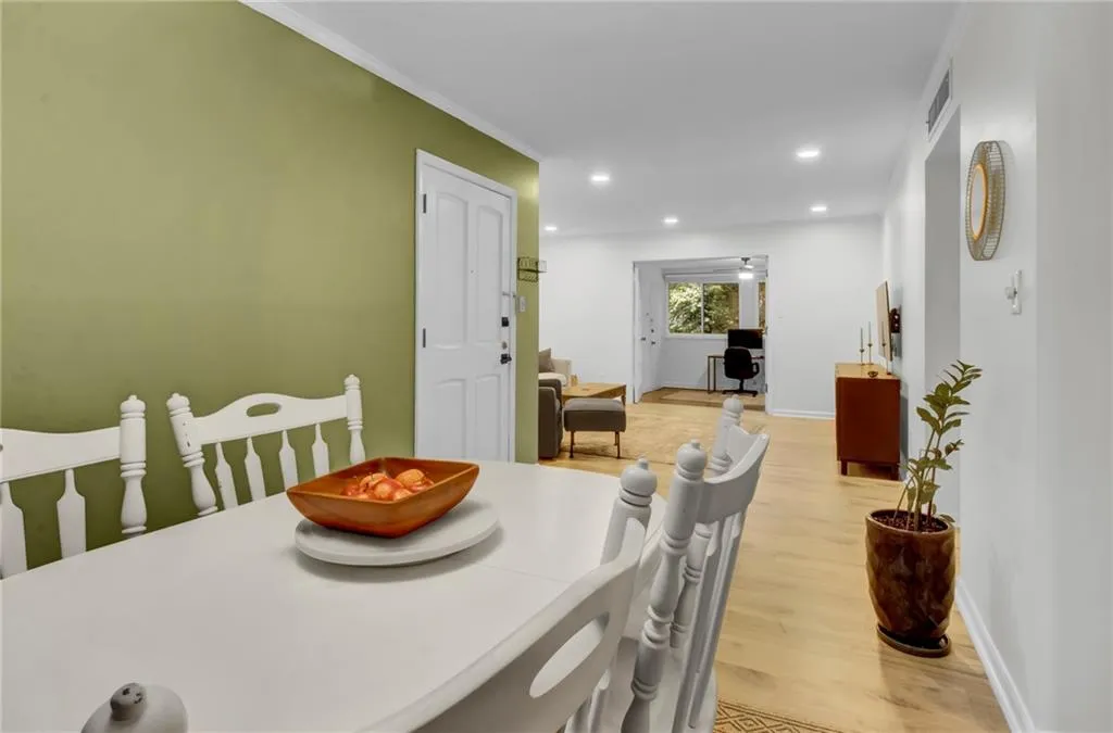 12 Vista Square Nw, Atlanta, Georgia 30327, 2 Bedrooms Bedrooms, ,2 BathroomsBathrooms,Residential,For Sale,12 Vista Square Nw,7614975