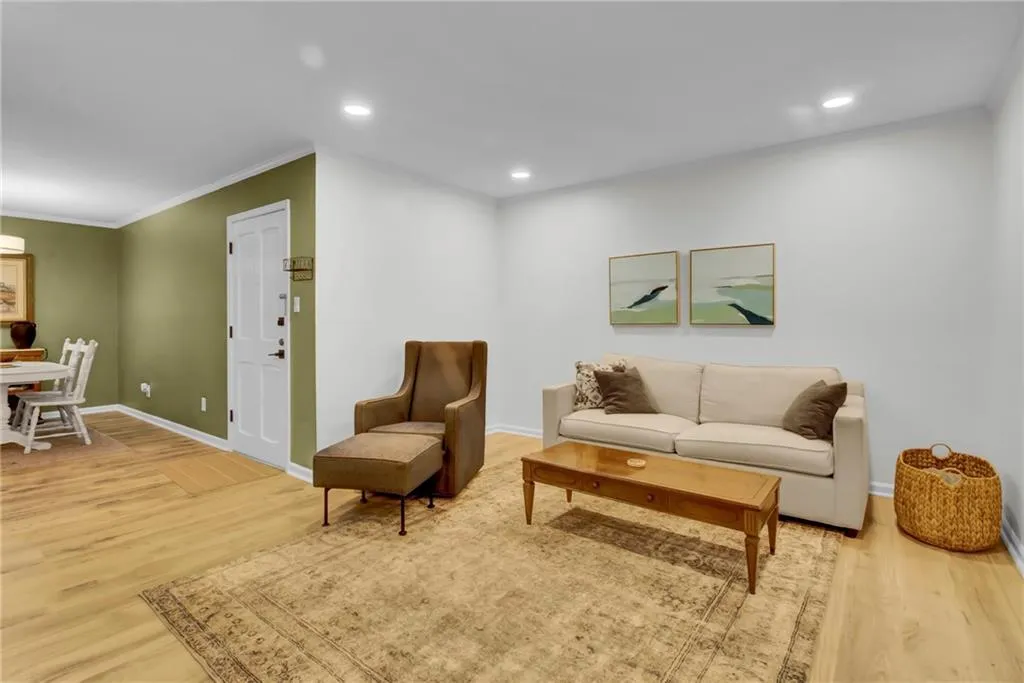 12 Vista Square Nw, Atlanta, Georgia 30327, 2 Bedrooms Bedrooms, ,2 BathroomsBathrooms,Residential,For Sale,12 Vista Square Nw,7614975