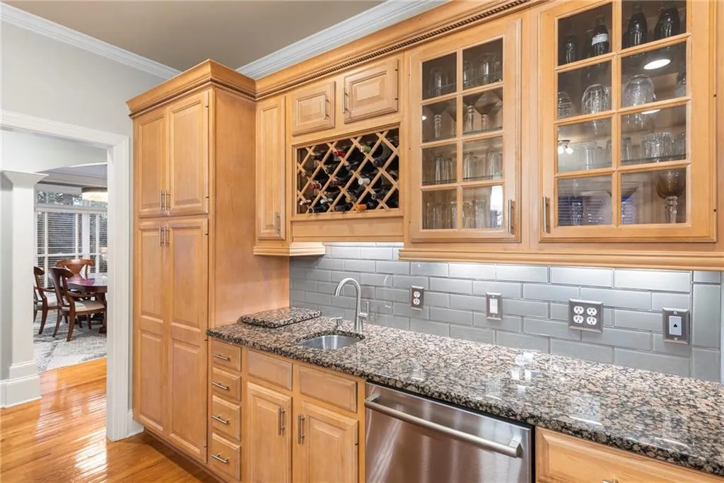 Another wet bar- this one in the kitchen - great for entertaining!