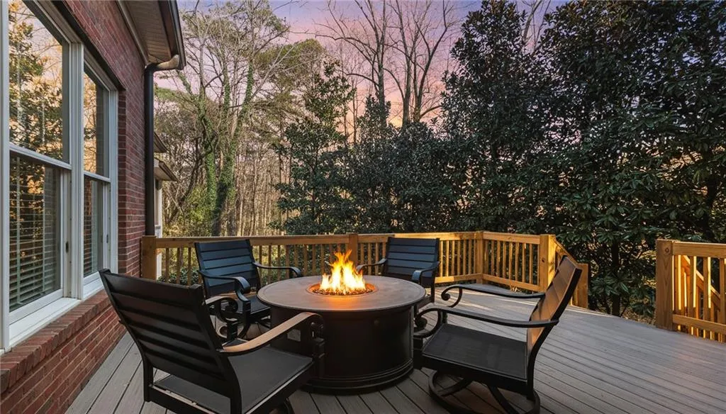 Day or night - you'll enjoy this outdoor space!
