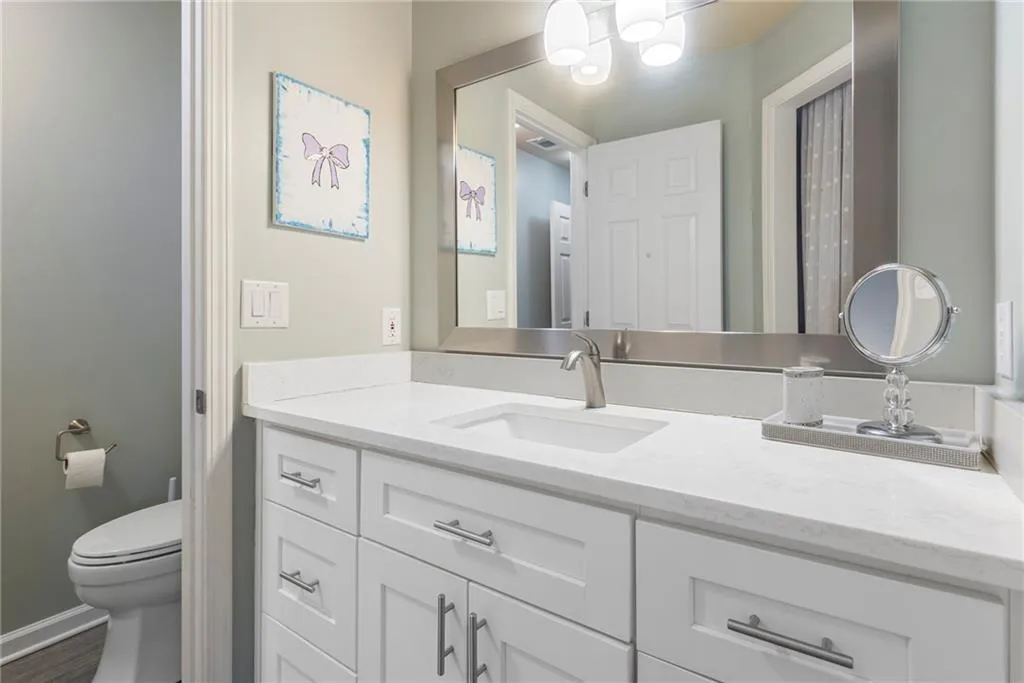 Jack & Jill bath serves the two upstairs bedrooms.