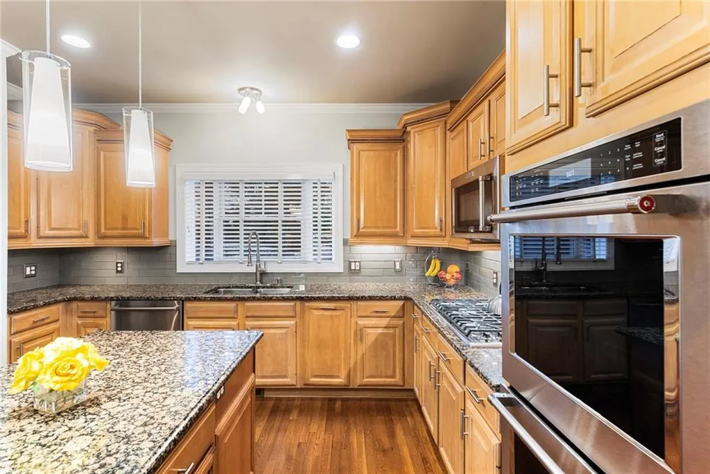 Chefs kitchen has two dishwashers, Viking 6-burner Gas cooktop