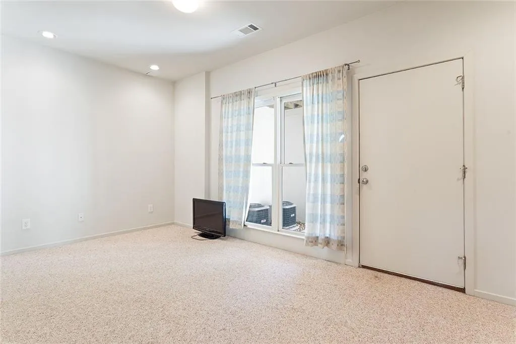 1333 Peachtree View Ne, Brookhaven, Georgia 30319, 2 Bedrooms Bedrooms, ,2 BathroomsBathrooms,Residential,For Sale,1333 Peachtree View Ne,7666688