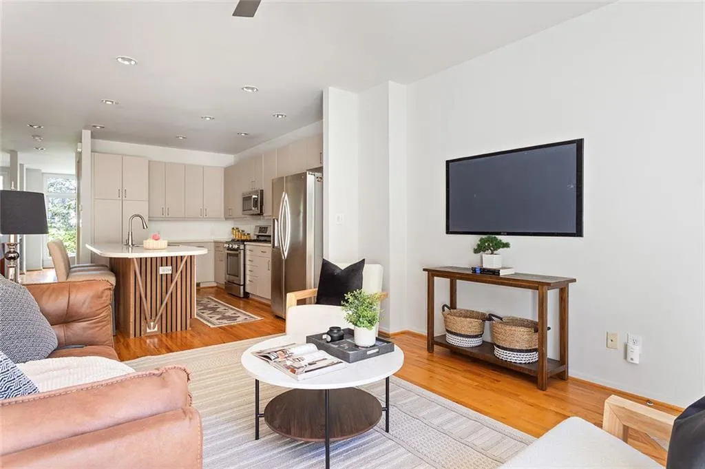 1333 Peachtree View Ne, Brookhaven, Georgia 30319, 2 Bedrooms Bedrooms, ,2 BathroomsBathrooms,Residential,For Sale,1333 Peachtree View Ne,7666688