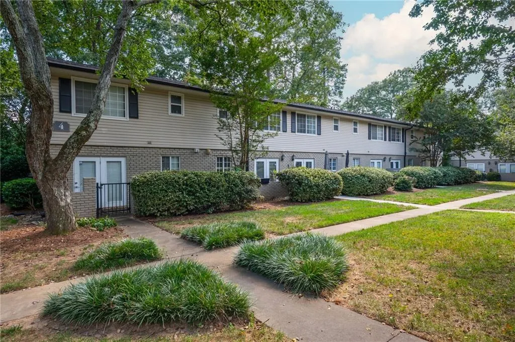 6940 Roswell Road Unit B4, Sandy Springs, Georgia 30328, 2 Bedrooms Bedrooms, ,1 BathroomBathrooms,Residential,For Sale,6940 Roswell Road Unit B4,7689042
