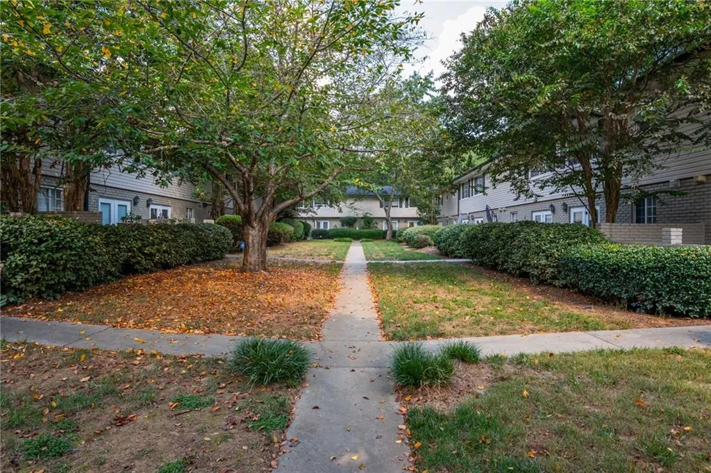 6940 Roswell Road Unit B4, Sandy Springs, Georgia 30328, 2 Bedrooms Bedrooms, ,1 BathroomBathrooms,Residential,For Sale,6940 Roswell Road Unit B4,7689042