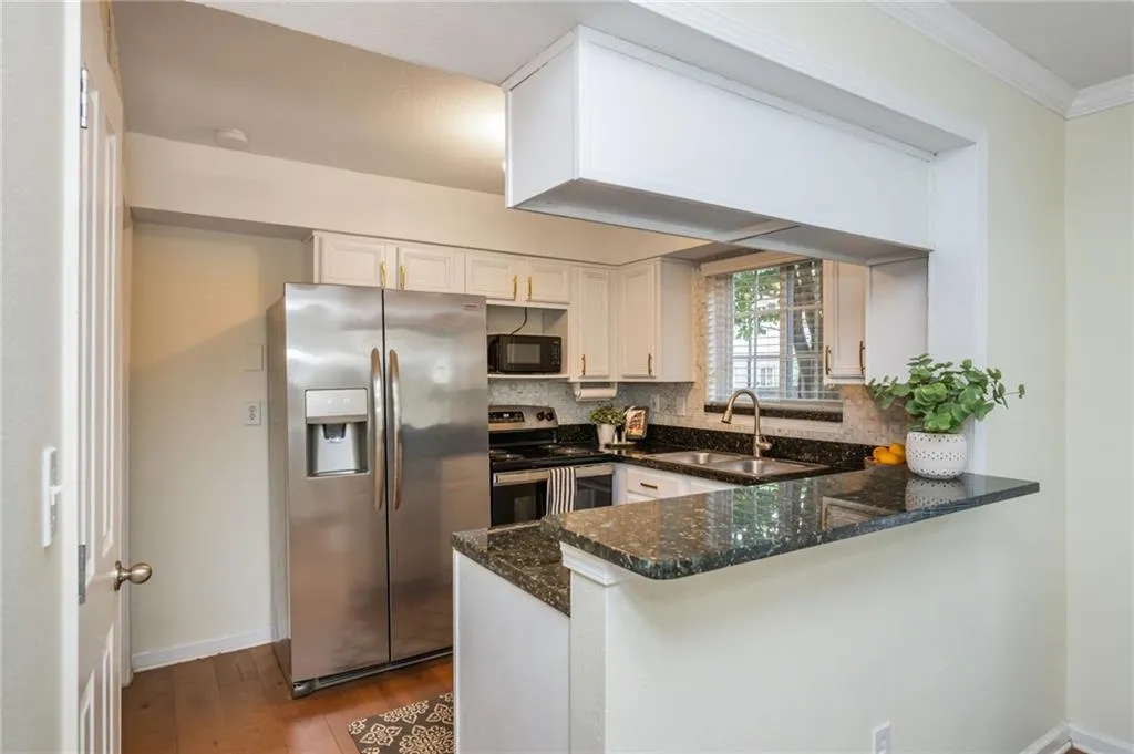 6940 Roswell Road Unit B4, Sandy Springs, Georgia 30328, 2 Bedrooms Bedrooms, ,1 BathroomBathrooms,Residential,For Sale,6940 Roswell Road Unit B4,7689042