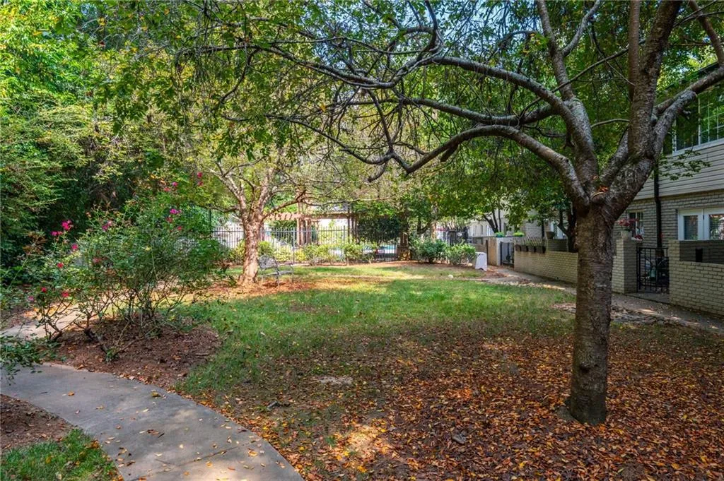 6940 Roswell Road Unit B4, Sandy Springs, Georgia 30328, 2 Bedrooms Bedrooms, ,1 BathroomBathrooms,Residential,For Sale,6940 Roswell Road Unit B4,7689042
