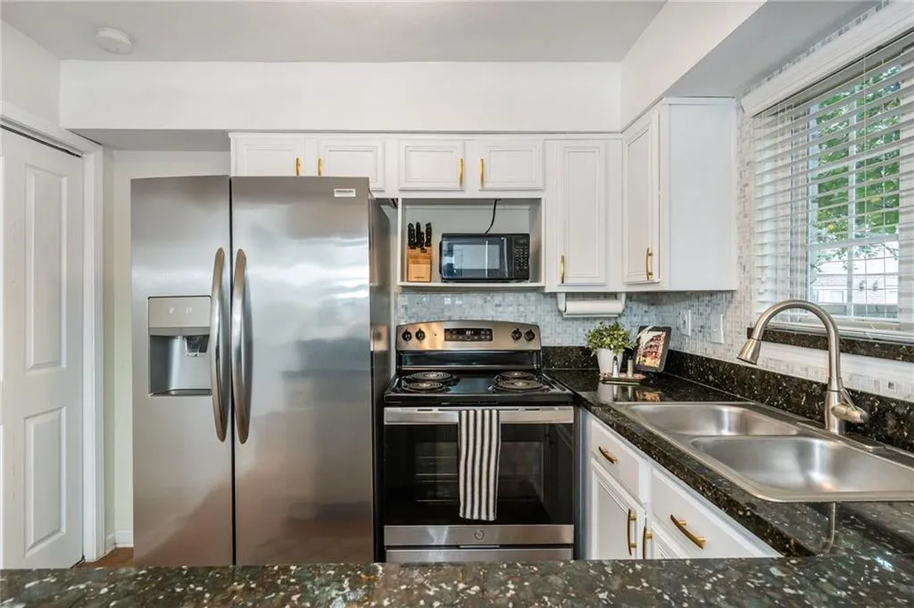 6940 Roswell Road Unit B4, Sandy Springs, Georgia 30328, 2 Bedrooms Bedrooms, ,1 BathroomBathrooms,Residential,For Sale,6940 Roswell Road Unit B4,7689042