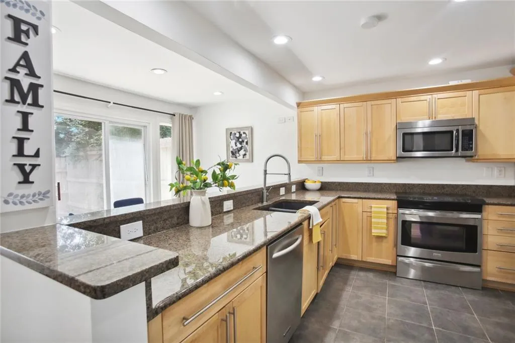 7750 Roswell Road Unit 6a, Atlanta, Georgia 30350, 3 Bedrooms Bedrooms, ,2 BathroomsBathrooms,Residential,Sold,7750 Roswell Road Unit 6a,7232396