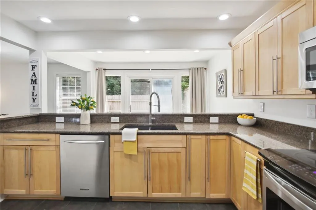 7750 Roswell Road Unit 6a, Atlanta, Georgia 30350, 3 Bedrooms Bedrooms, ,2 BathroomsBathrooms,Residential,Sold,7750 Roswell Road Unit 6a,7232396