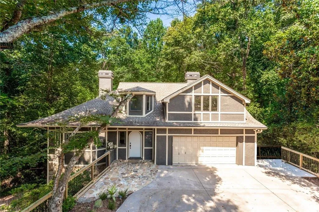 375 Crosstree Lane, Sandy Springs, Georgia 30328, 5 Bedrooms Bedrooms, ,4 BathroomsBathrooms,Residential,Sold,375 Crosstree Lane,6793677