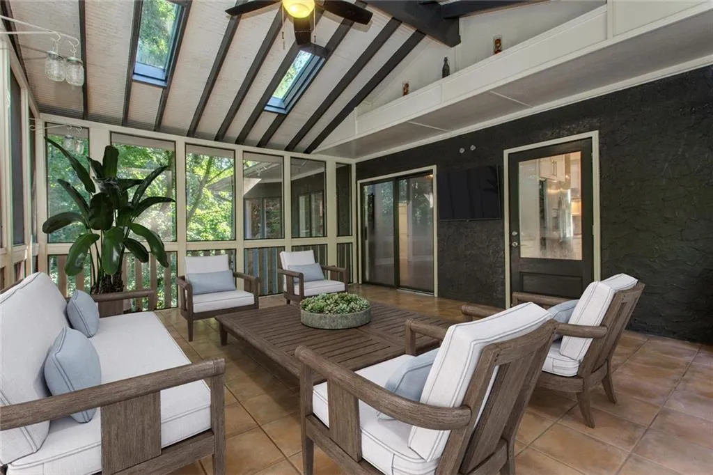 375 Crosstree Lane, Sandy Springs, Georgia 30328, 5 Bedrooms Bedrooms, ,4 BathroomsBathrooms,Residential,Sold,375 Crosstree Lane,6793677