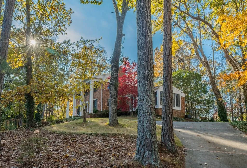 1055 Heards Ferry Road, Sandy Springs, Georgia 30328, 6 Bedrooms Bedrooms, ,4 BathroomsBathrooms,Residential,Sold,1055 Heards Ferry Road,6103199