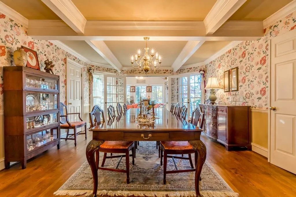 1055 Heards Ferry Road, Sandy Springs, Georgia 30328, 6 Bedrooms Bedrooms, ,4 BathroomsBathrooms,Residential,Sold,1055 Heards Ferry Road,6103199