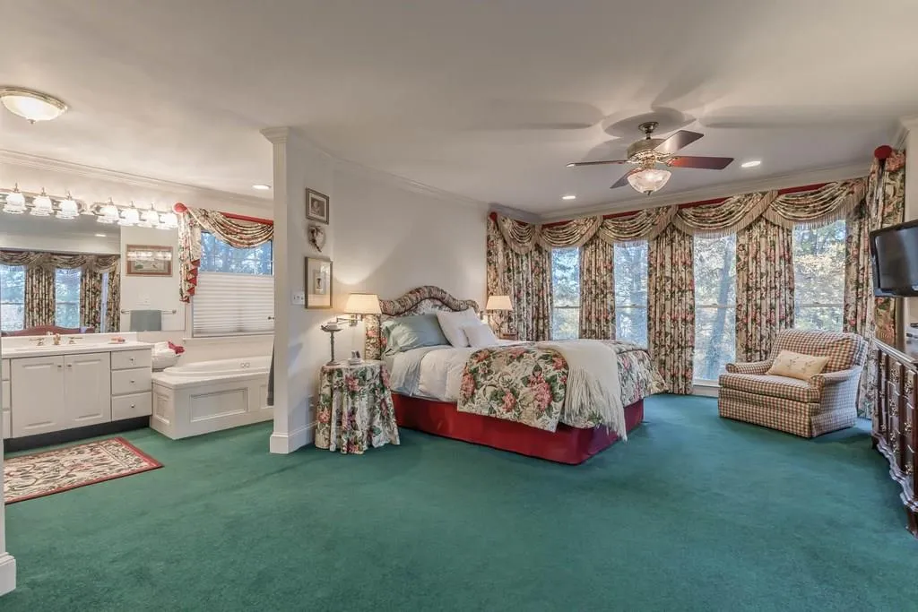 1055 Heards Ferry Road, Sandy Springs, Georgia 30328, 6 Bedrooms Bedrooms, ,4 BathroomsBathrooms,Residential,Sold,1055 Heards Ferry Road,6103199