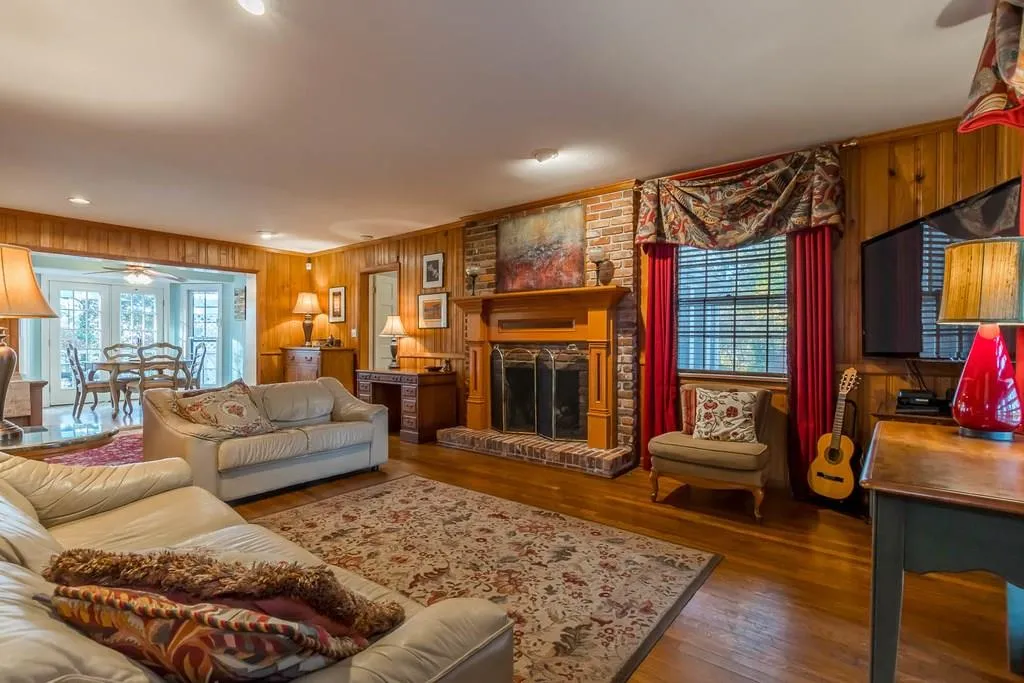 1055 Heards Ferry Road, Sandy Springs, Georgia 30328, 6 Bedrooms Bedrooms, ,4 BathroomsBathrooms,Residential,Sold,1055 Heards Ferry Road,6103199