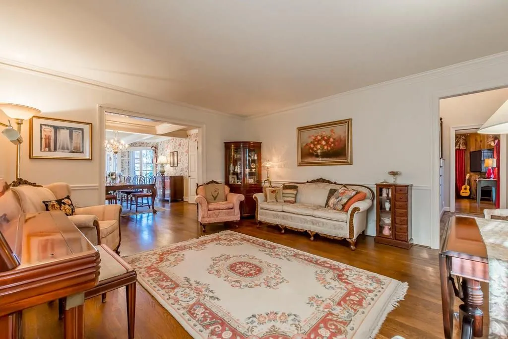 1055 Heards Ferry Road, Sandy Springs, Georgia 30328, 6 Bedrooms Bedrooms, ,4 BathroomsBathrooms,Residential,Sold,1055 Heards Ferry Road,6103199