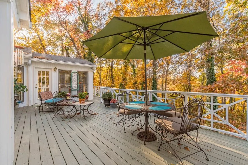 1055 Heards Ferry Road, Sandy Springs, Georgia 30328, 6 Bedrooms Bedrooms, ,4 BathroomsBathrooms,Residential,Sold,1055 Heards Ferry Road,6103199